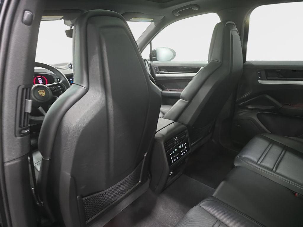 Used 2024 Porsche Cayenne AWD/4WD image 12