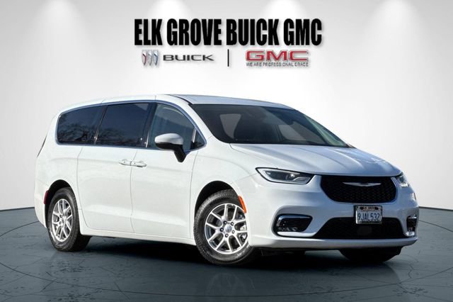 Used 2023 Chrysler Pacifica Touring-L image 2