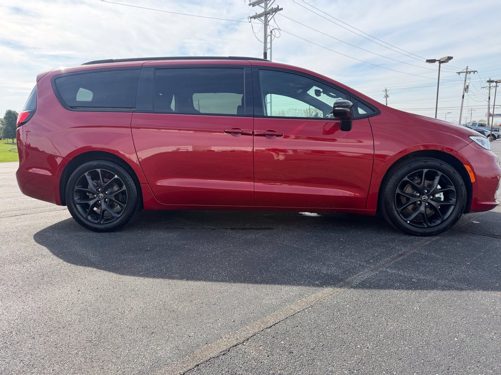 Used 2025 Chrysler Pacifica Limited FWD image 4