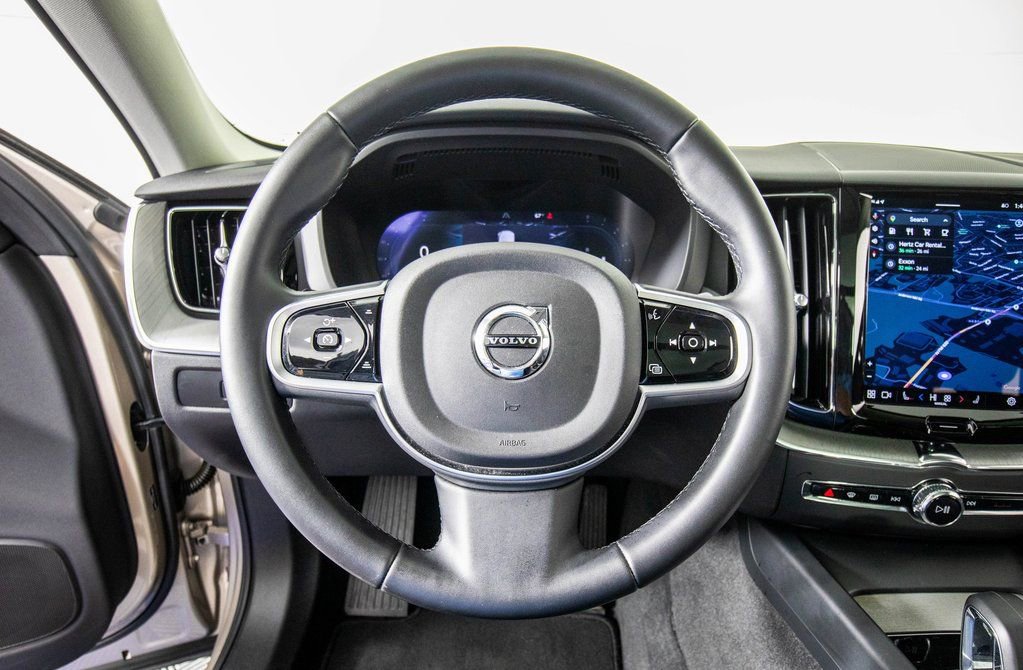 Used 2025 Volvo XC60 B5 Plus image 19