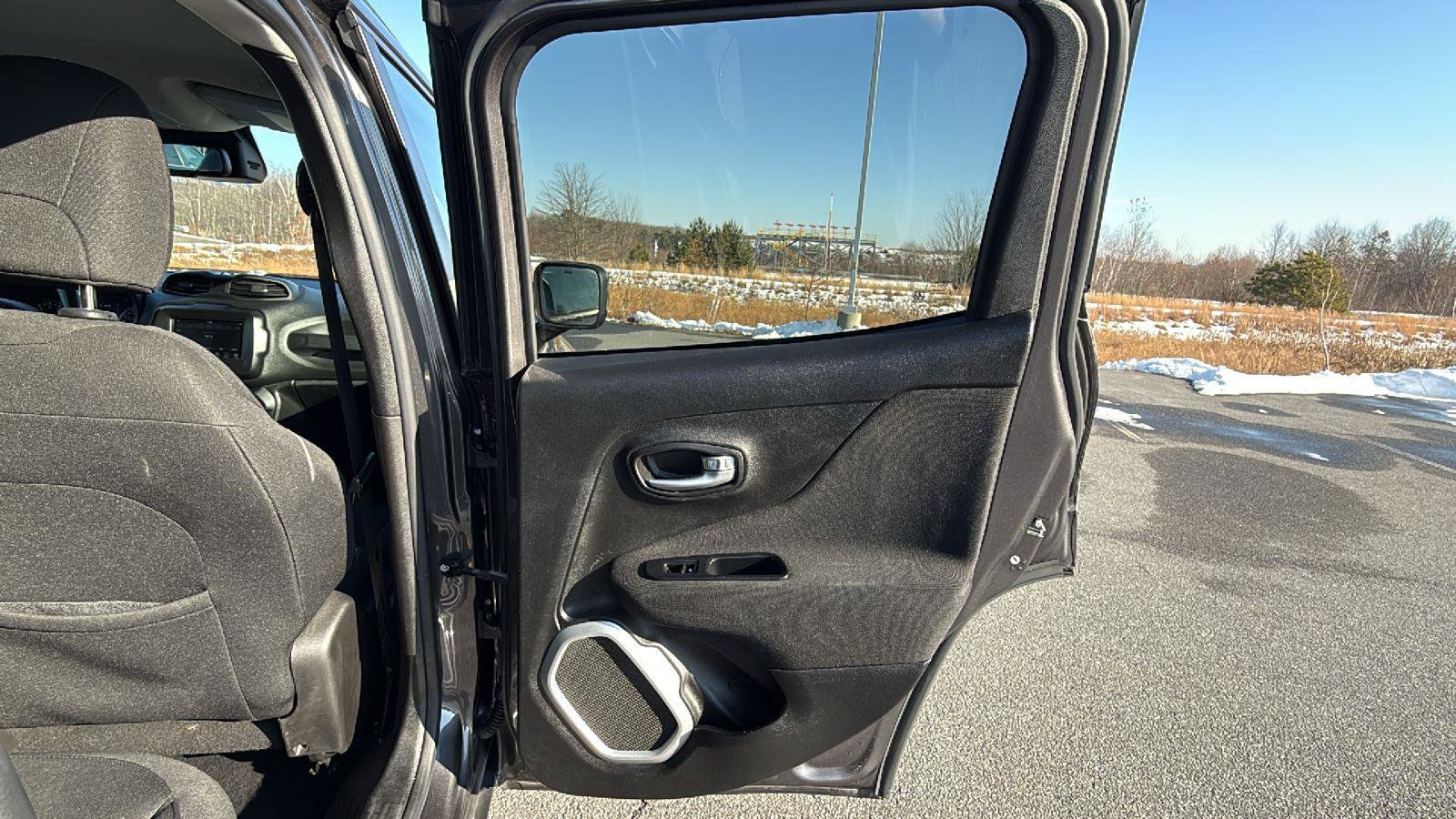 Used 2019 Jeep Renegade Latitude w/ Cold Weather Group image 19