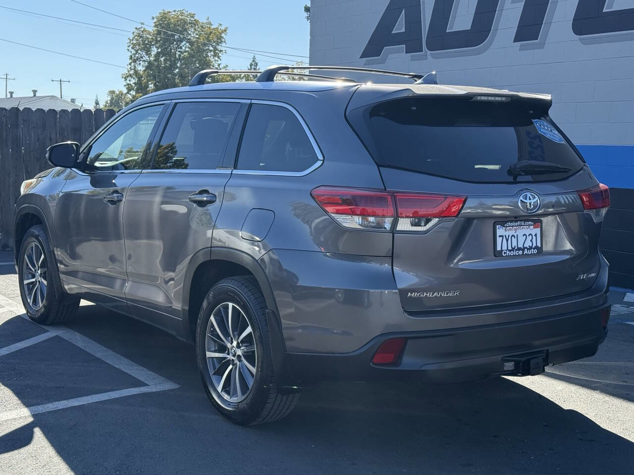 Used 2017 Toyota Highlander XLE image 4