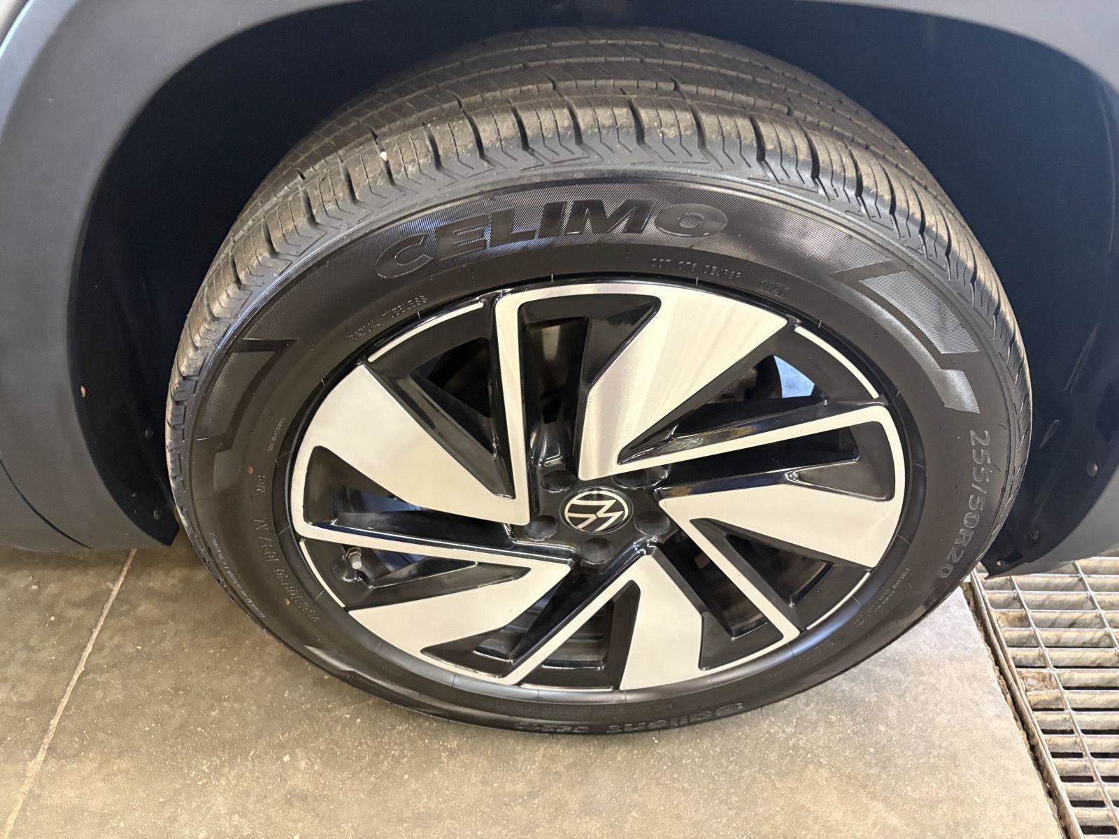 Used 2025 Volkswagen Atlas SE AWD/4WD image 13