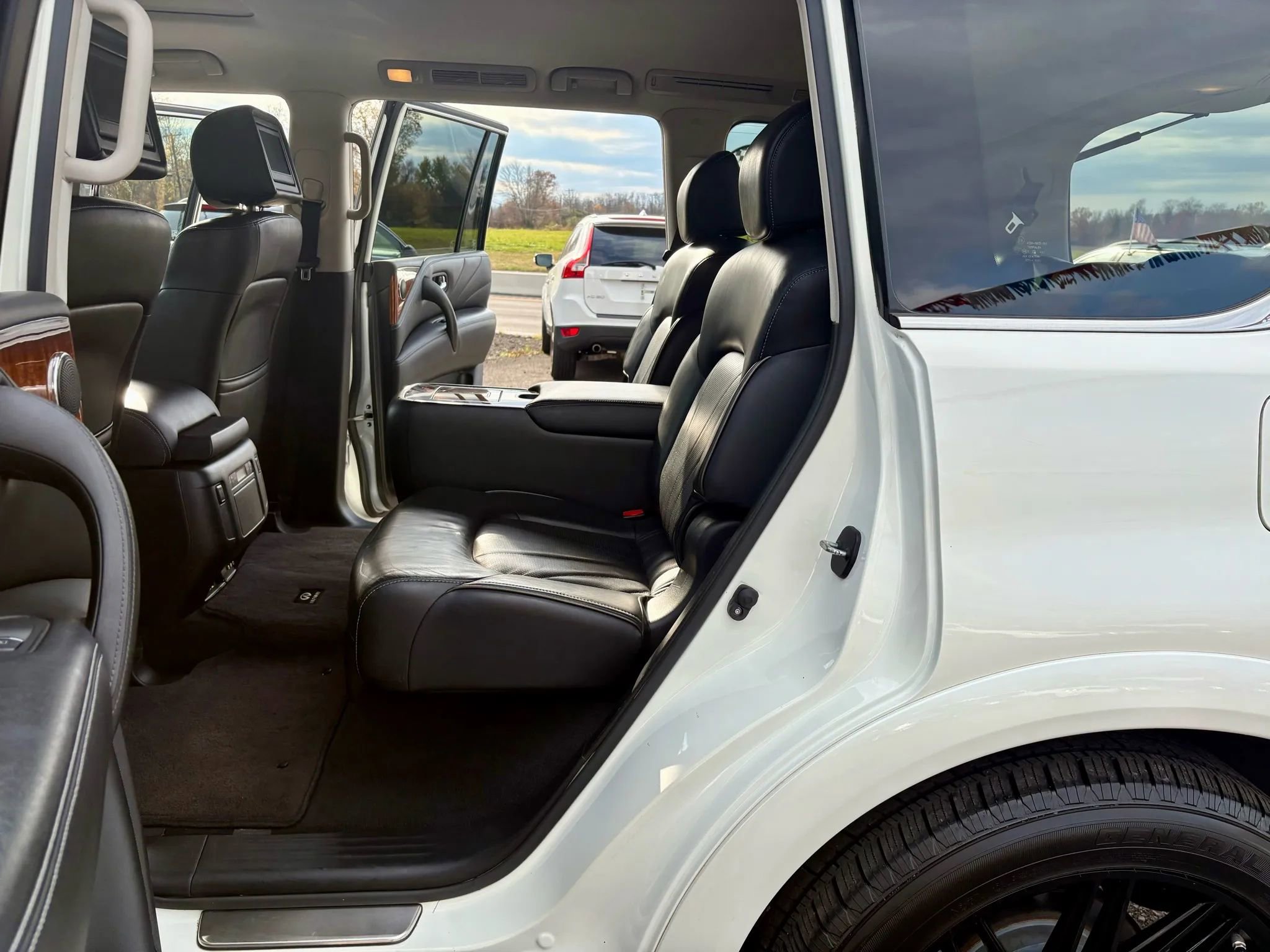 Used 2016 INFINITI QX80 4WD w/ Deluxe Technology Package image 17