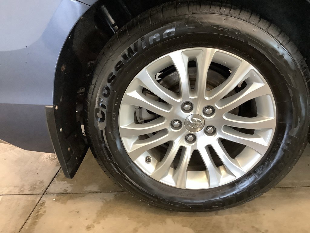 Used 2015 Toyota Sienna XLE FWD image 26