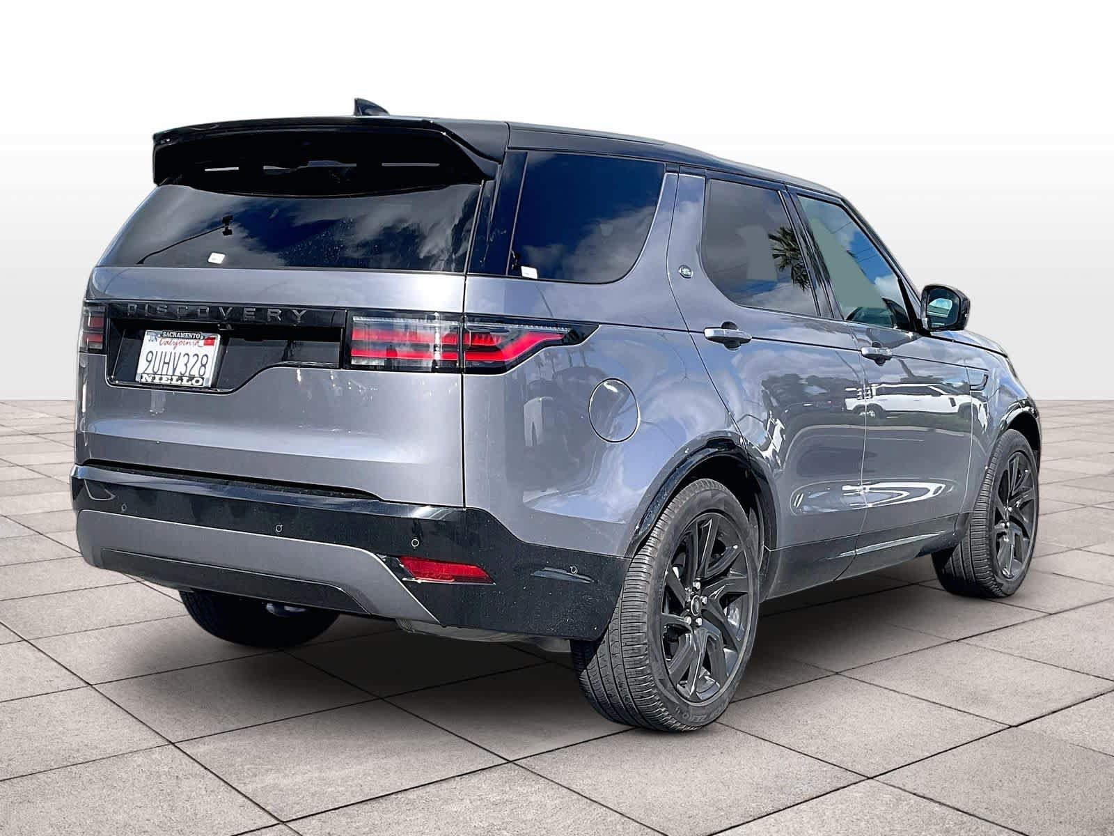 Used 2025 Land Rover Discovery Dynamic SE AWD/4WD image 14