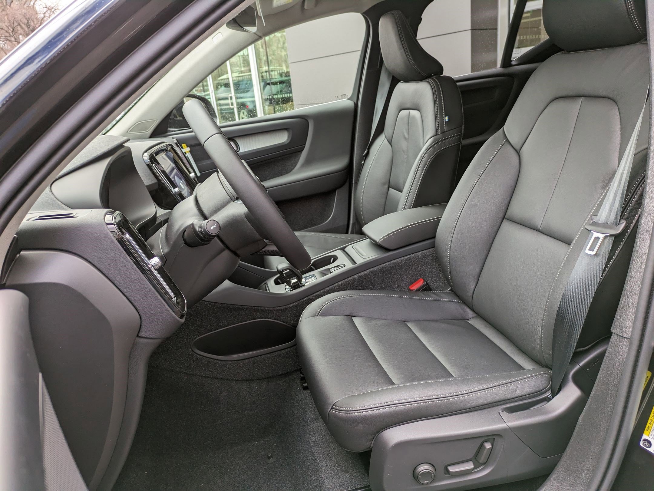 New 2025 Volvo XC40 B5 Core w/ Protection Package Premier image 13