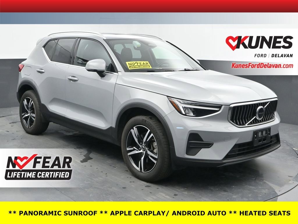 Used 2025 Volvo XC40 B5 Core image 1