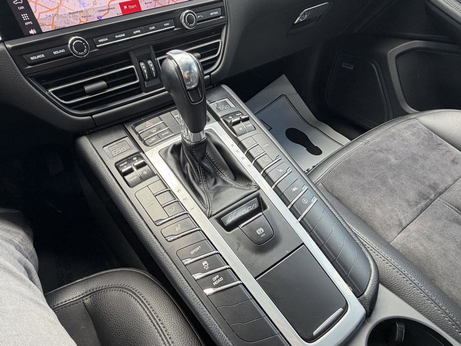 Used 2021 Porsche Macan w/ Premium Package AWD/4WD image 19