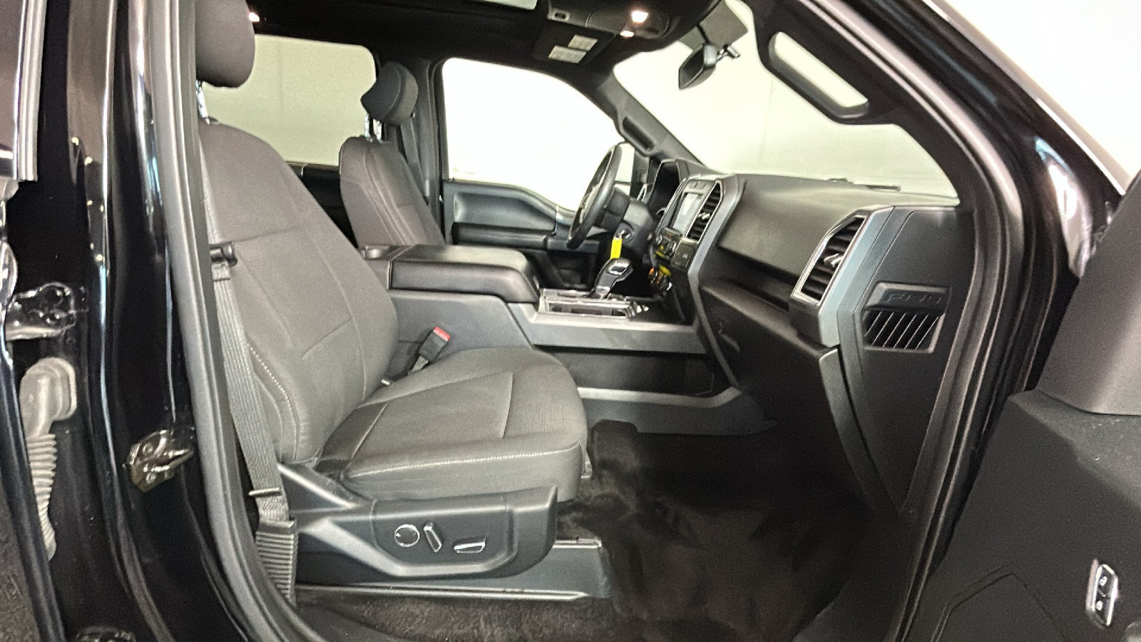 Used 2016 Ford F150 XLT w/ Equipment Group 302A Luxury AWD/4WD image 33