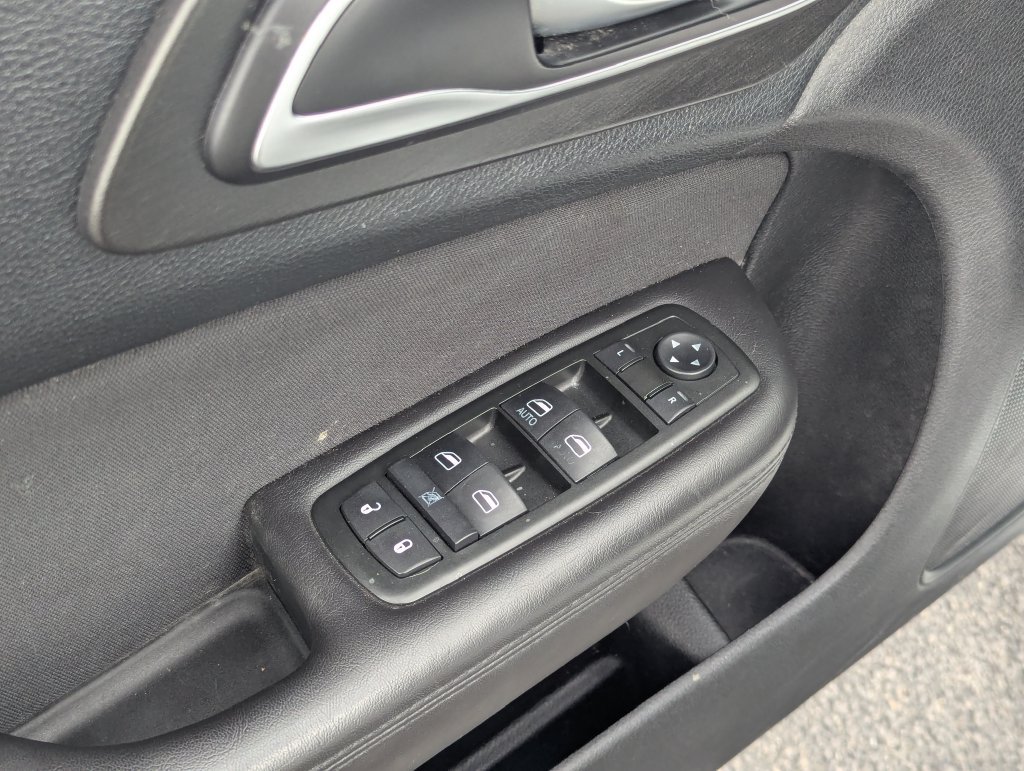 Used 2015 Chrysler 200 Limited w/ Convenience Group FWD image 16