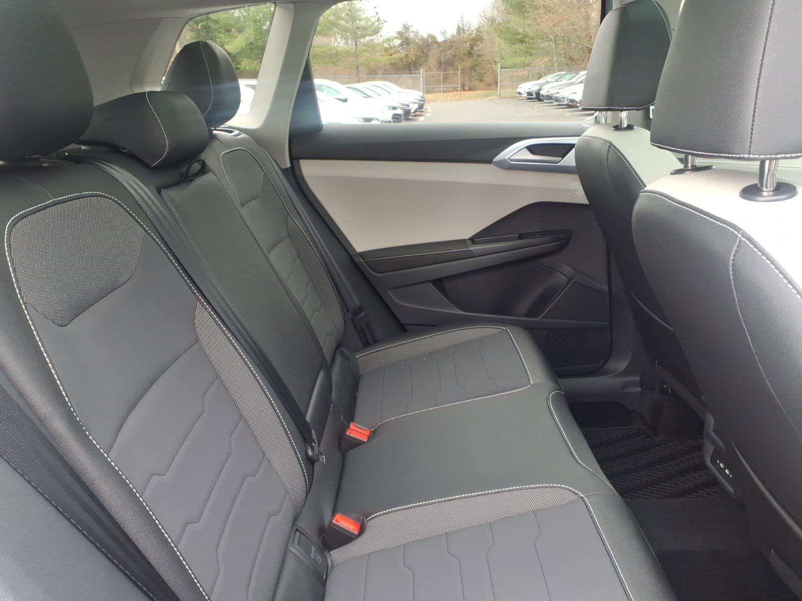 New 2026 Volkswagen Taos SE image 7