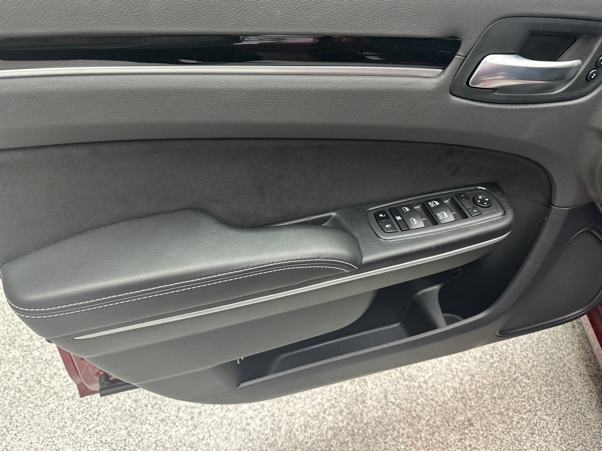 Used 2023 Chrysler 300 C RWD image 3