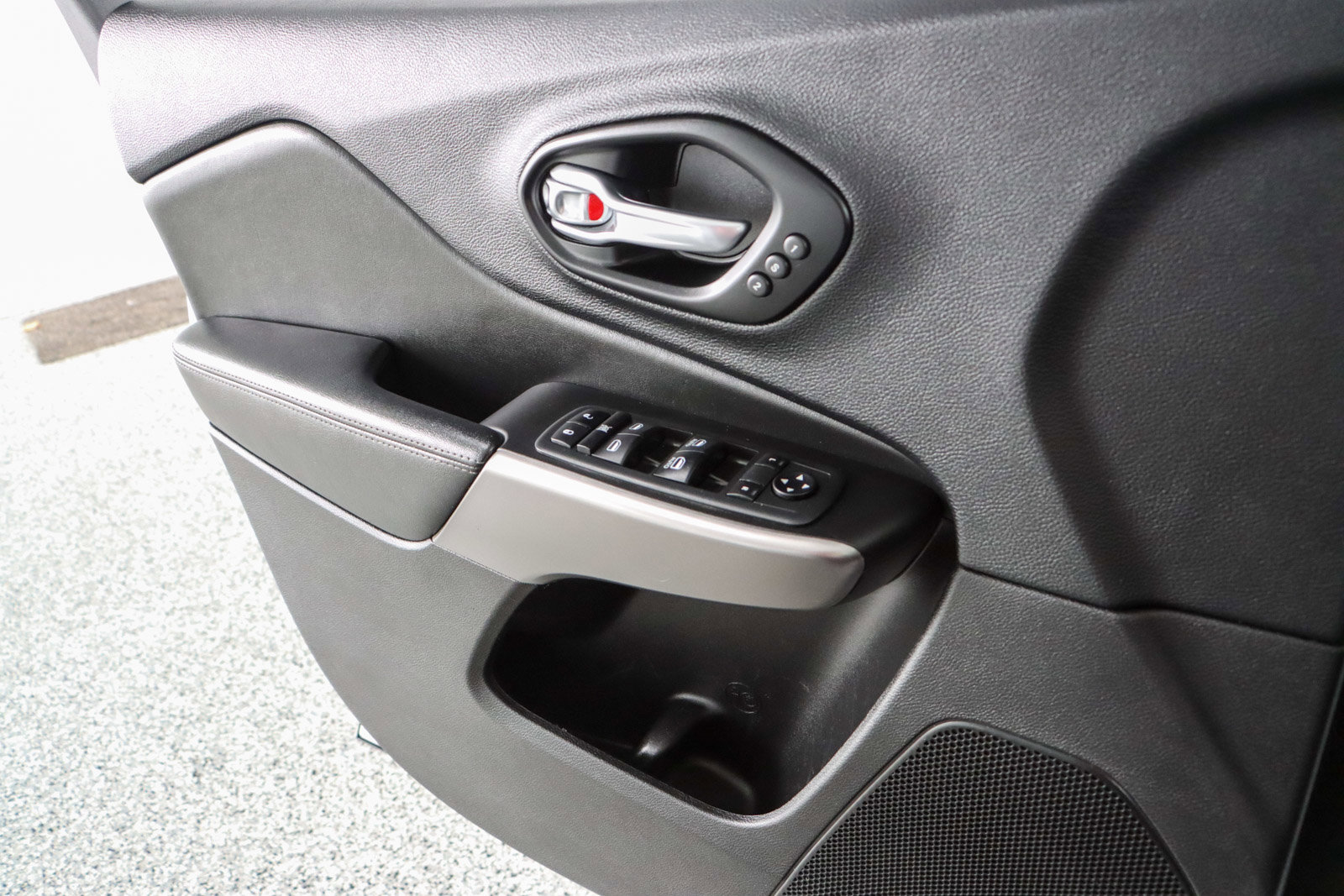 Used 2021 Jeep Cherokee Limited image 22