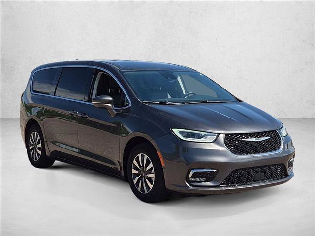 Used 2022 Chrysler Pacifica Touring-L w/ Uconnect Theater Family Group FWD image 3