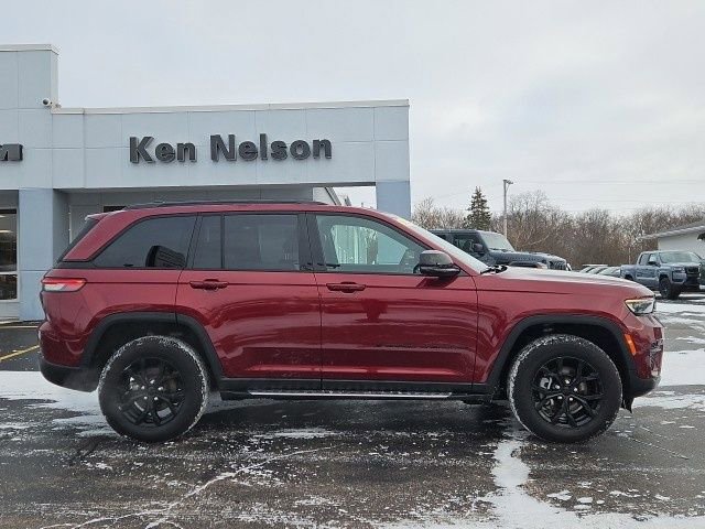 Used 2024 Jeep Grand Cherokee Altitude image 14