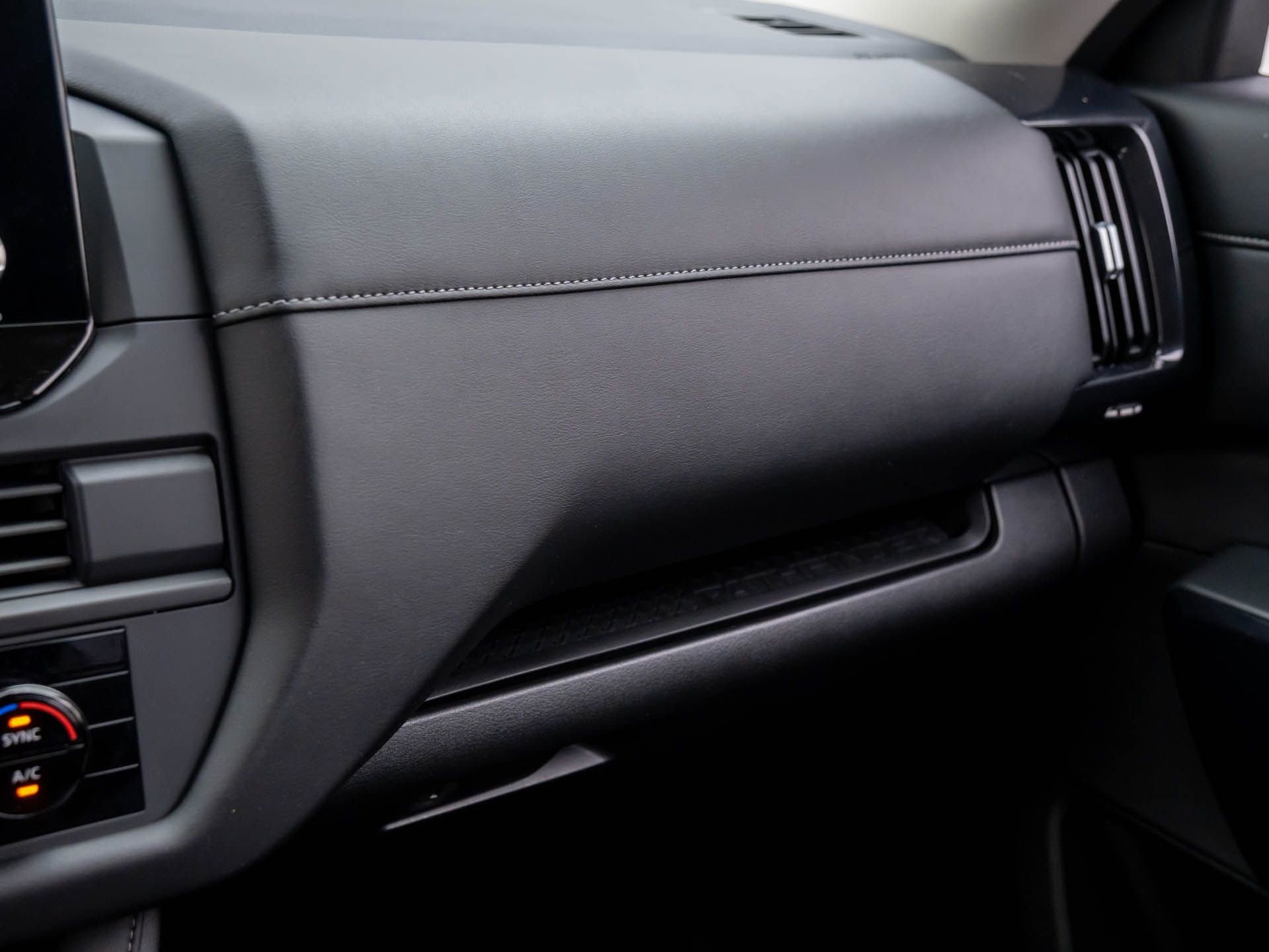 Used 2024 Nissan Pathfinder S image 28