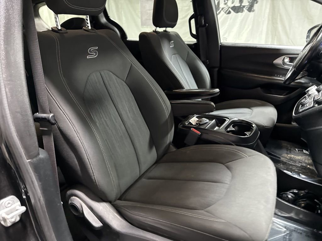 Used 2019 Chrysler Pacifica Touring Plus w/ S Appearance Package image 9