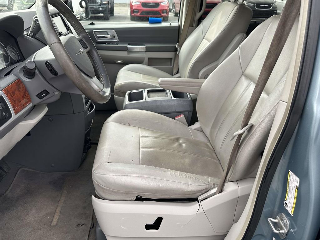 Used 2008 Chrysler Town & Country Touring image 19