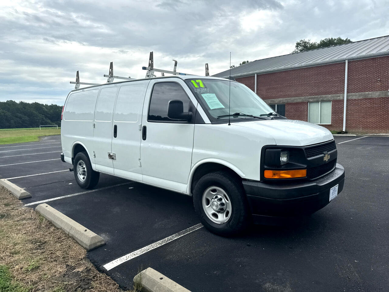 Used 2017 Chevrolet Express 2500 image 2