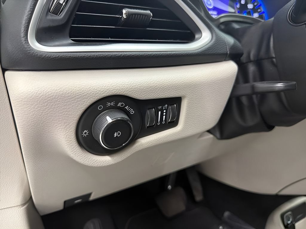 Used 2023 Chrysler Pacifica Touring-L FWD image 12