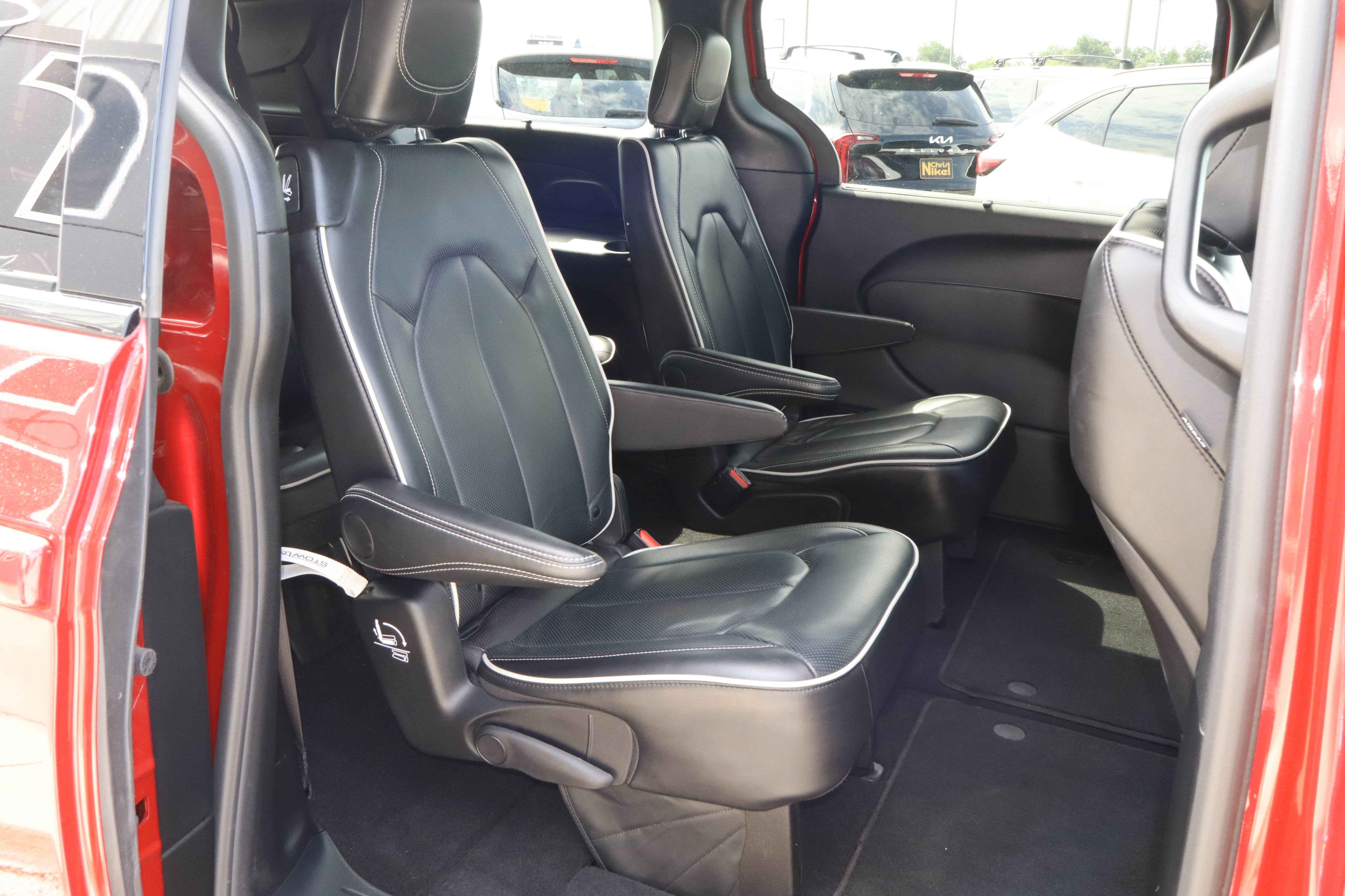 Used 2025 Chrysler Pacifica Limited FWD image 28