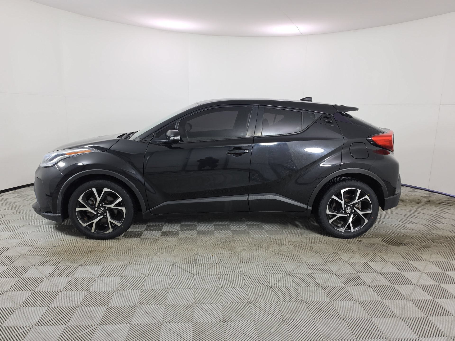Used 2021 Toyota C-HR XLE FWD image 4