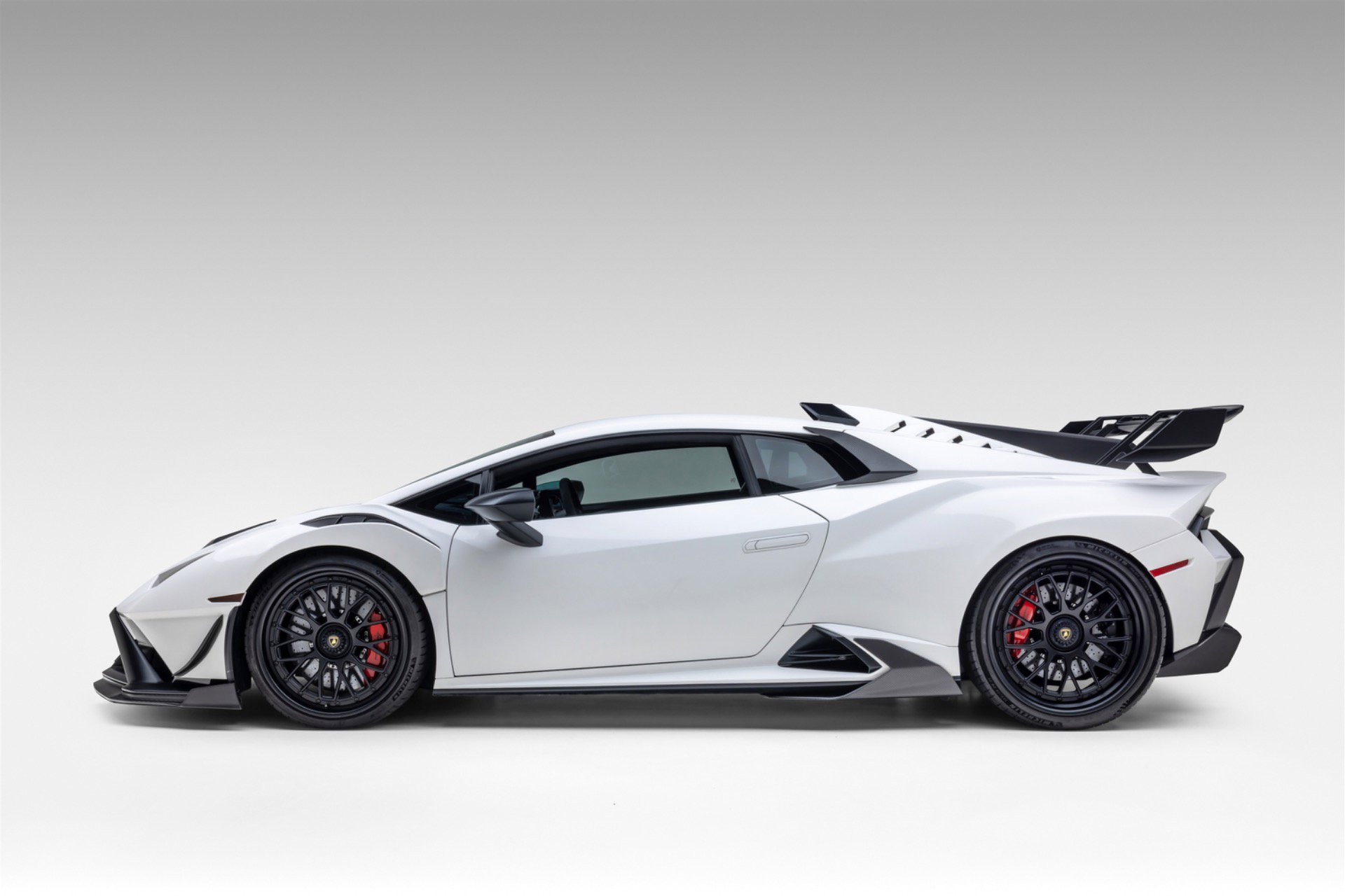 Used 2022 Lamborghini Huracan STO image 2