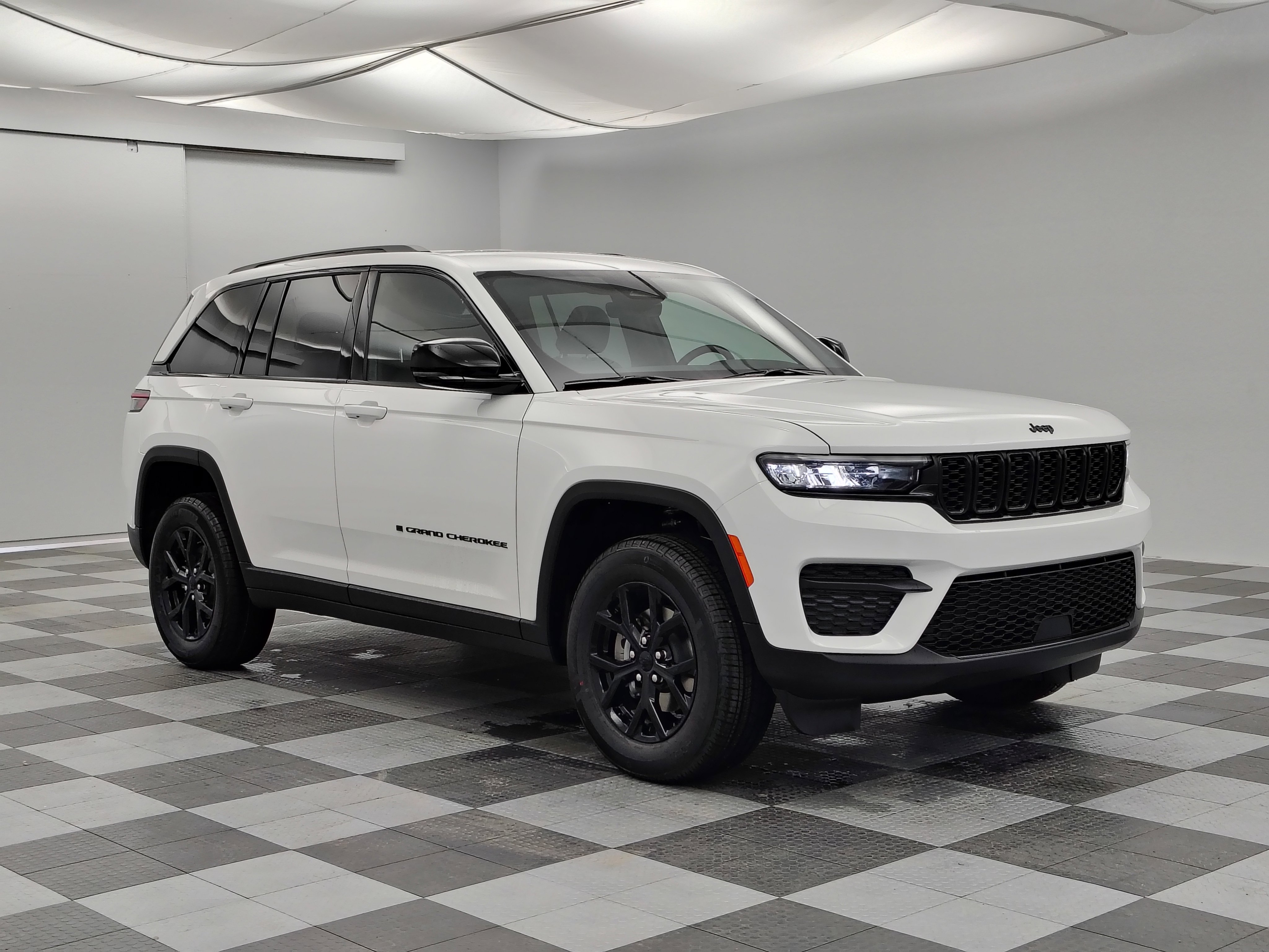 New 2025 Jeep Grand Cherokee Altitude image 1