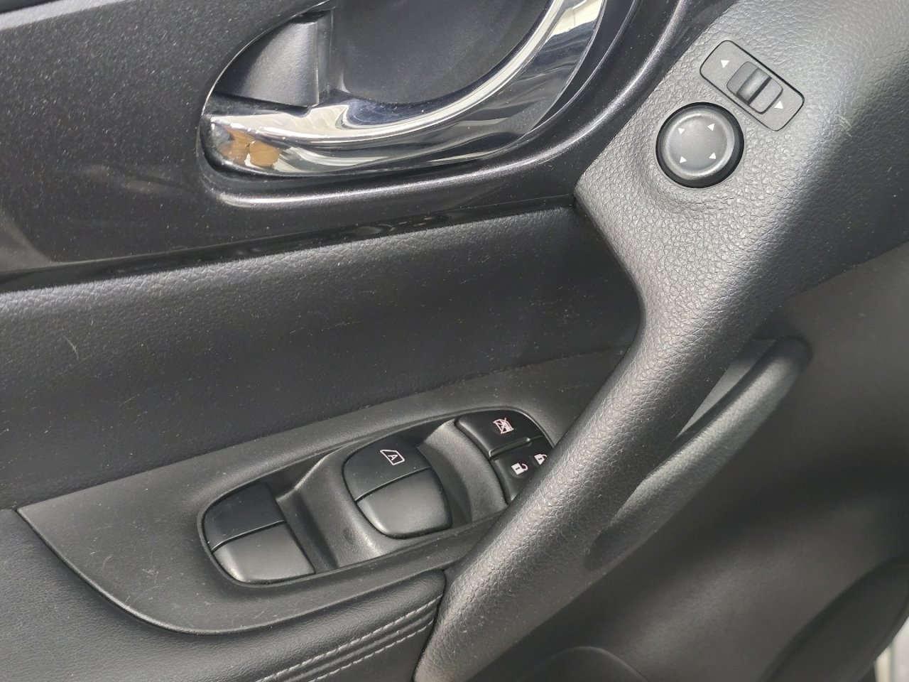 Used 2018 Nissan Rogue S image 23