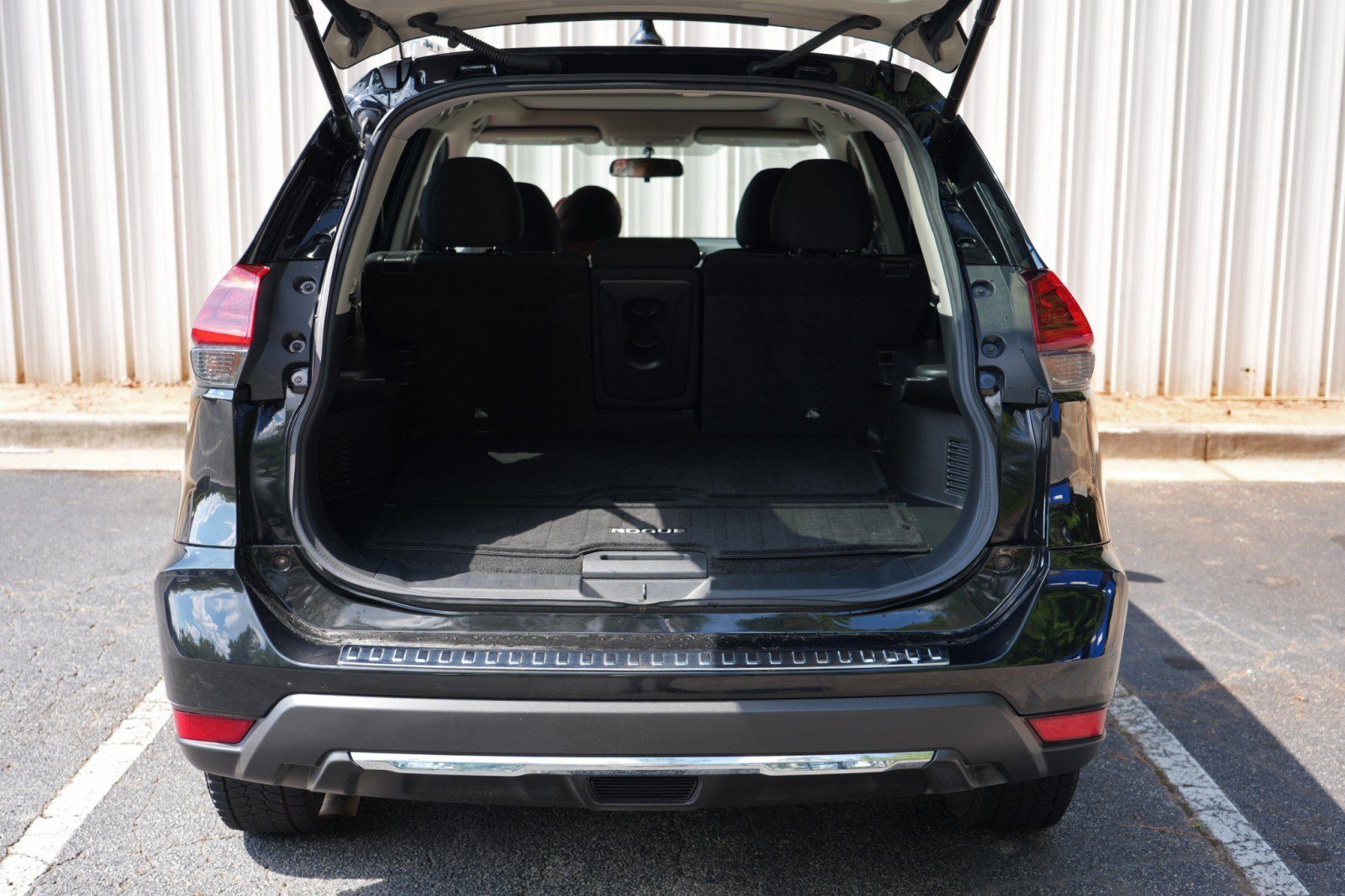 Used 2018 Nissan Rogue SV w/ Sun & Sound Touring Package AWD/4WD image 9