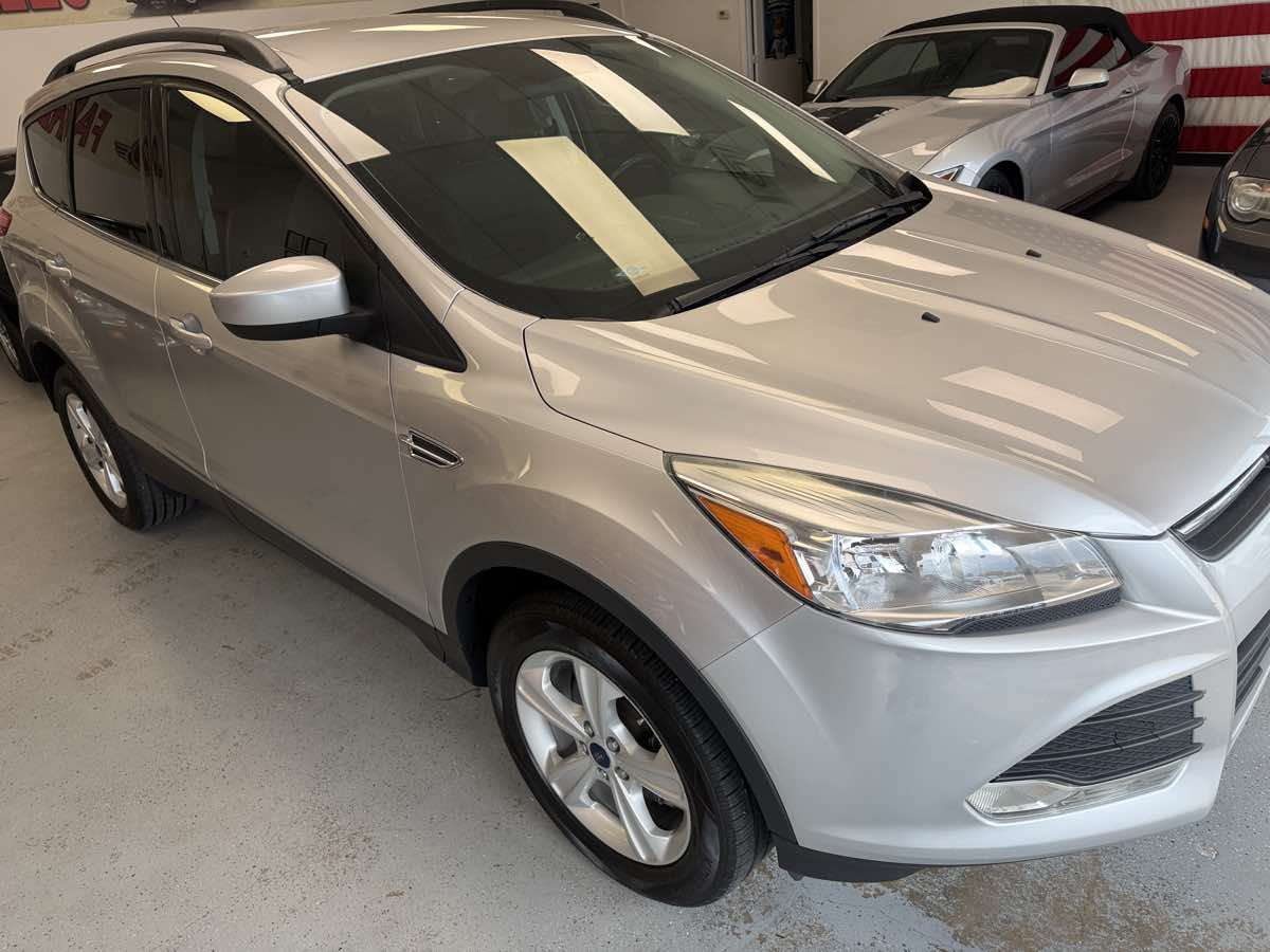 Used 2016 Ford Escape SE w/ SE Leather Comfort Package FWD image 3
