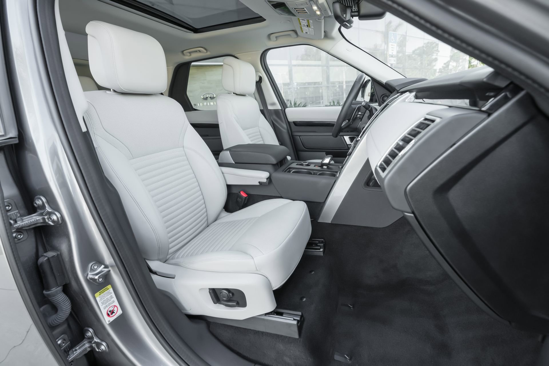 Used 2025 Land Rover Discovery S image 40