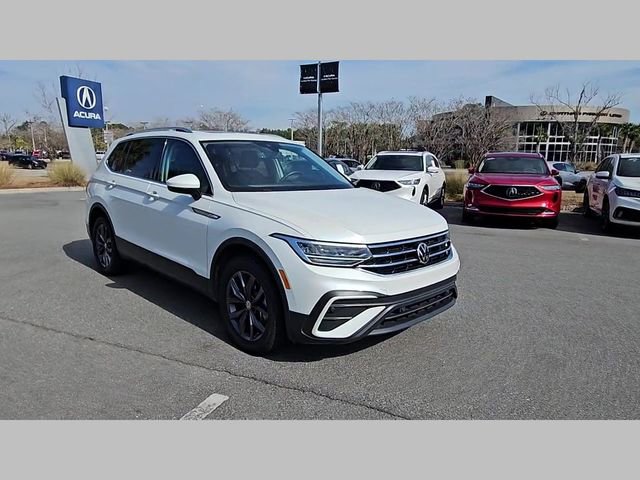 Used 2023 Volkswagen Tiguan SE w/ Panoramic Sunroof Package FWD image 31