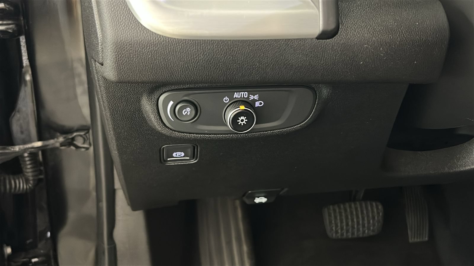 Used 2022 GMC Terrain SLE w/ Driver Convenience Package AWD/4WD image 23