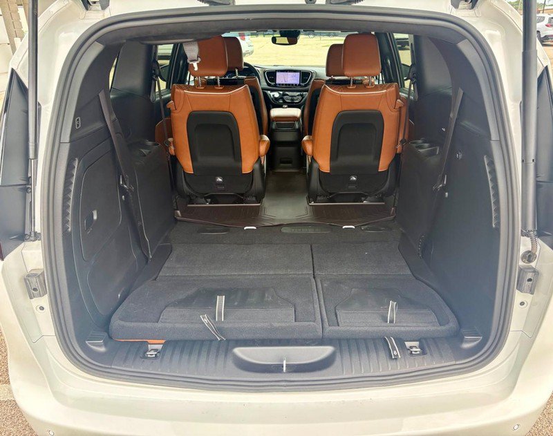 Used 2025 Chrysler Pacifica Pinnacle FWD image 6