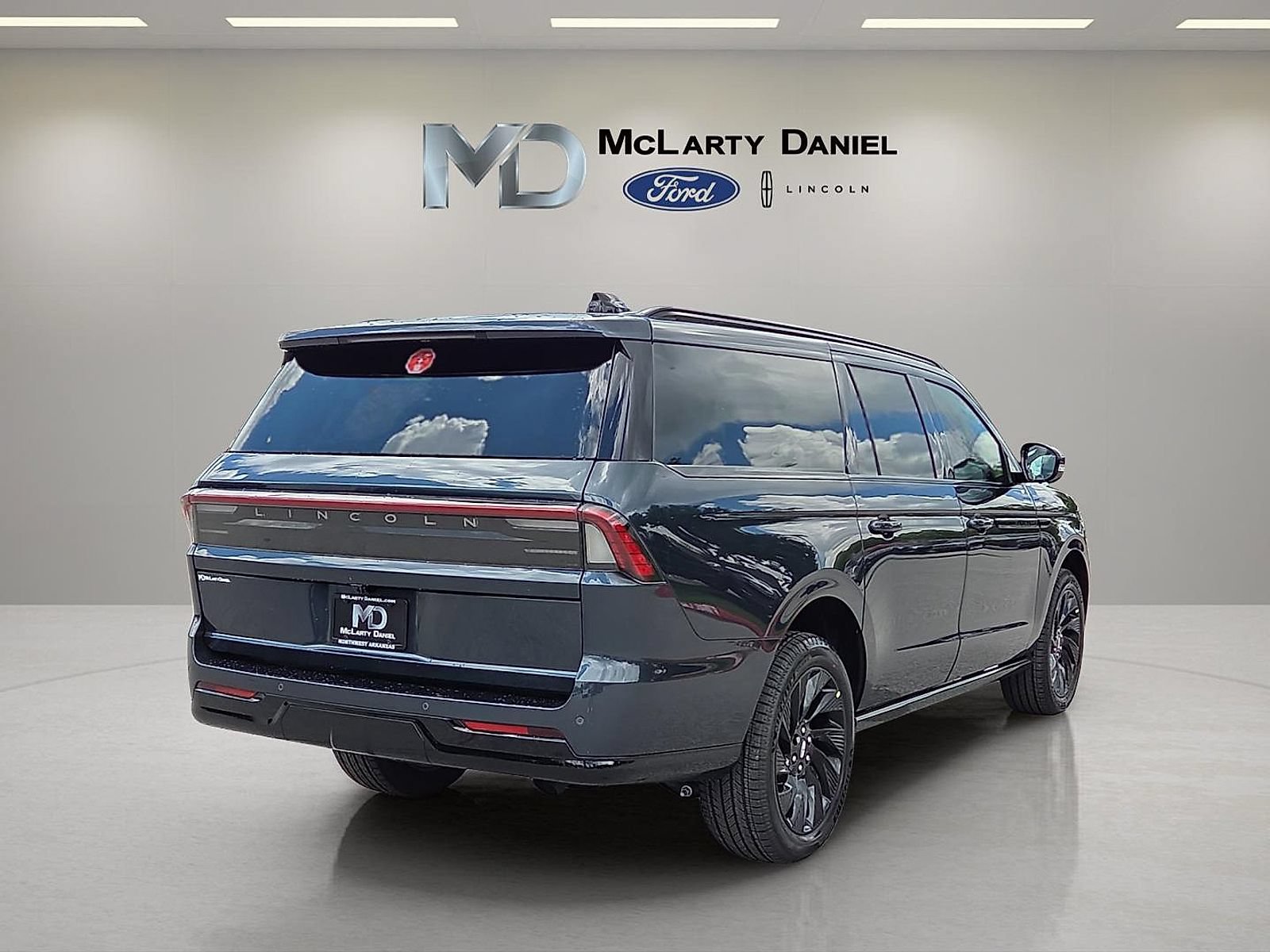 New 2026 Lincoln Navigator L Reserve w/ Jet Appearance Package AWD/4WD image 5