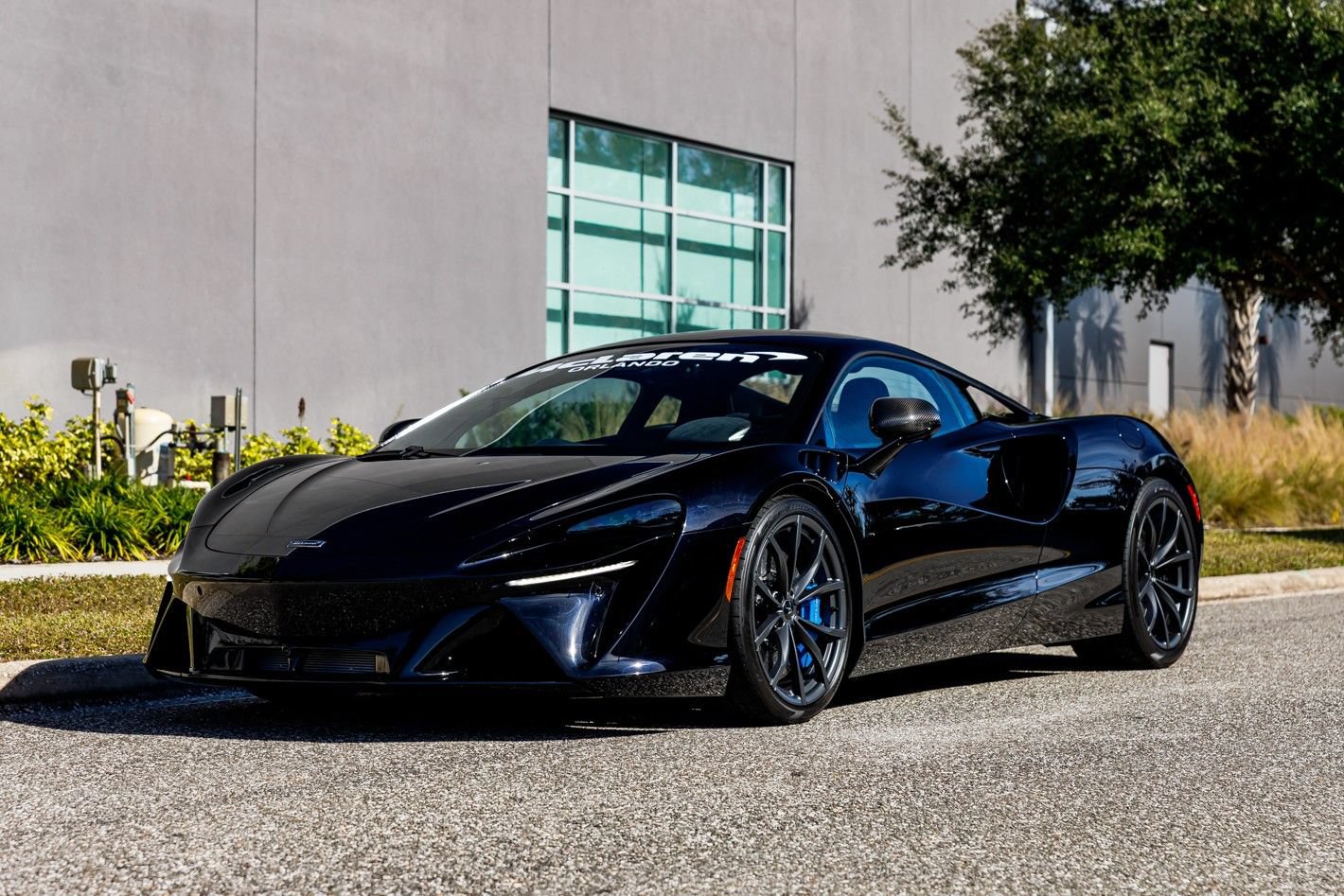 Used 2023 McLaren Artura RWD image 22