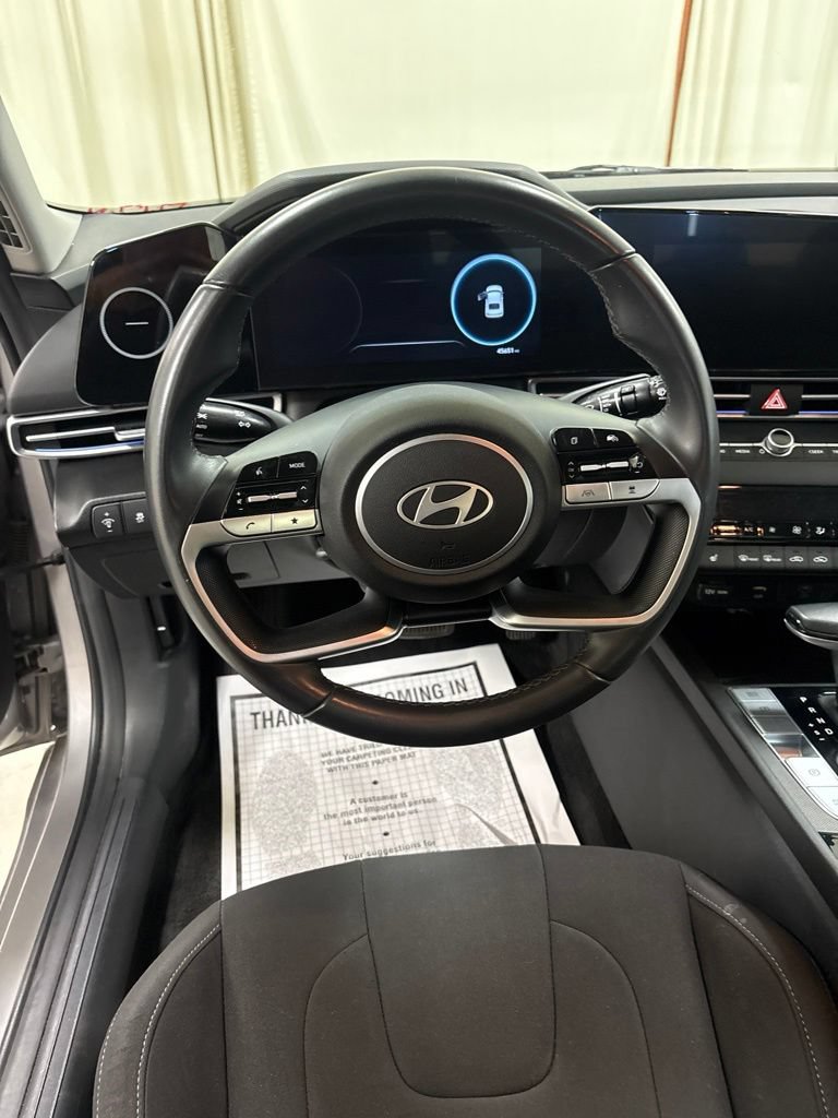 Used 2025 Hyundai Elantra SEL FWD image 11