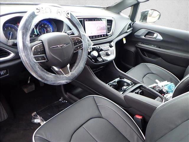 New 2026 Chrysler Pacifica Limited w/ Uconnect Theater Family Group AWD/4WD image 13