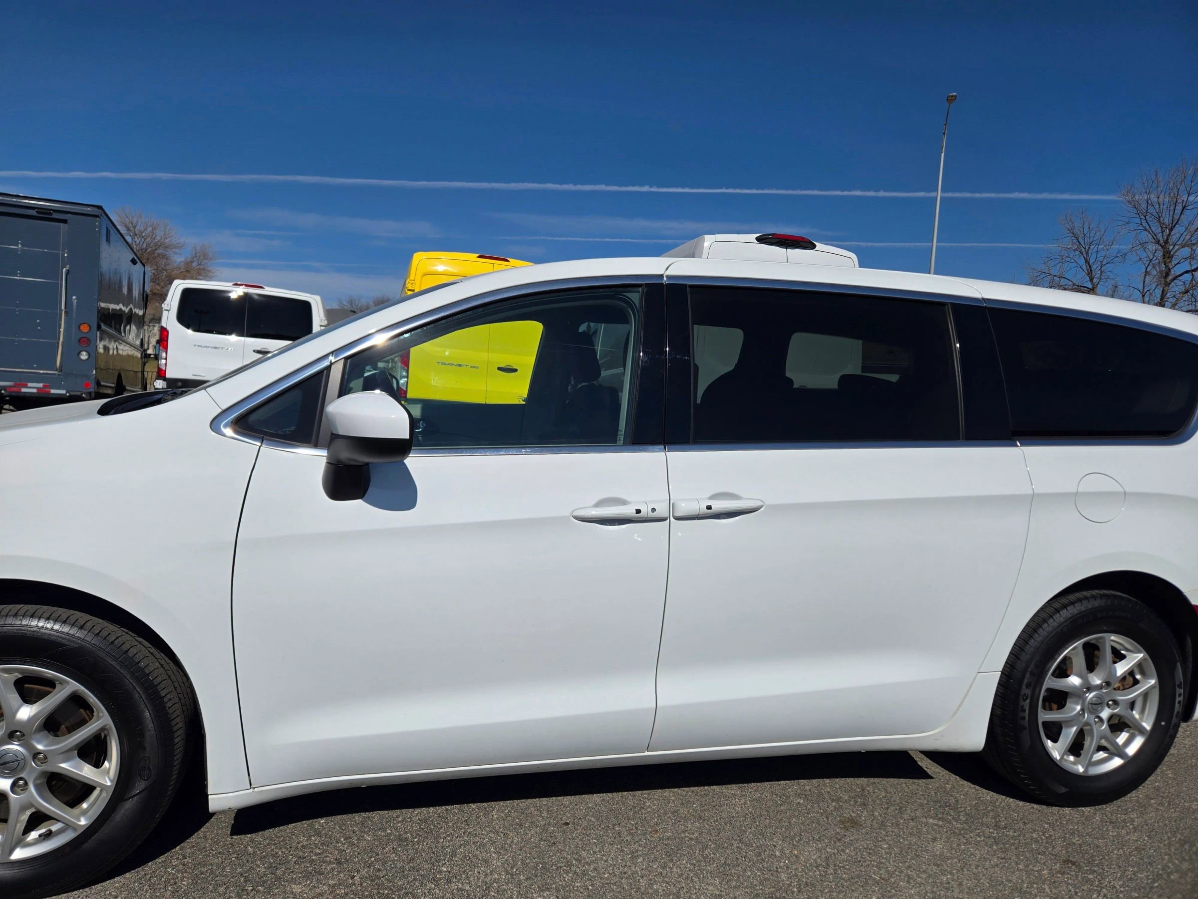 Used 2022 Chrysler Voyager LX image 3