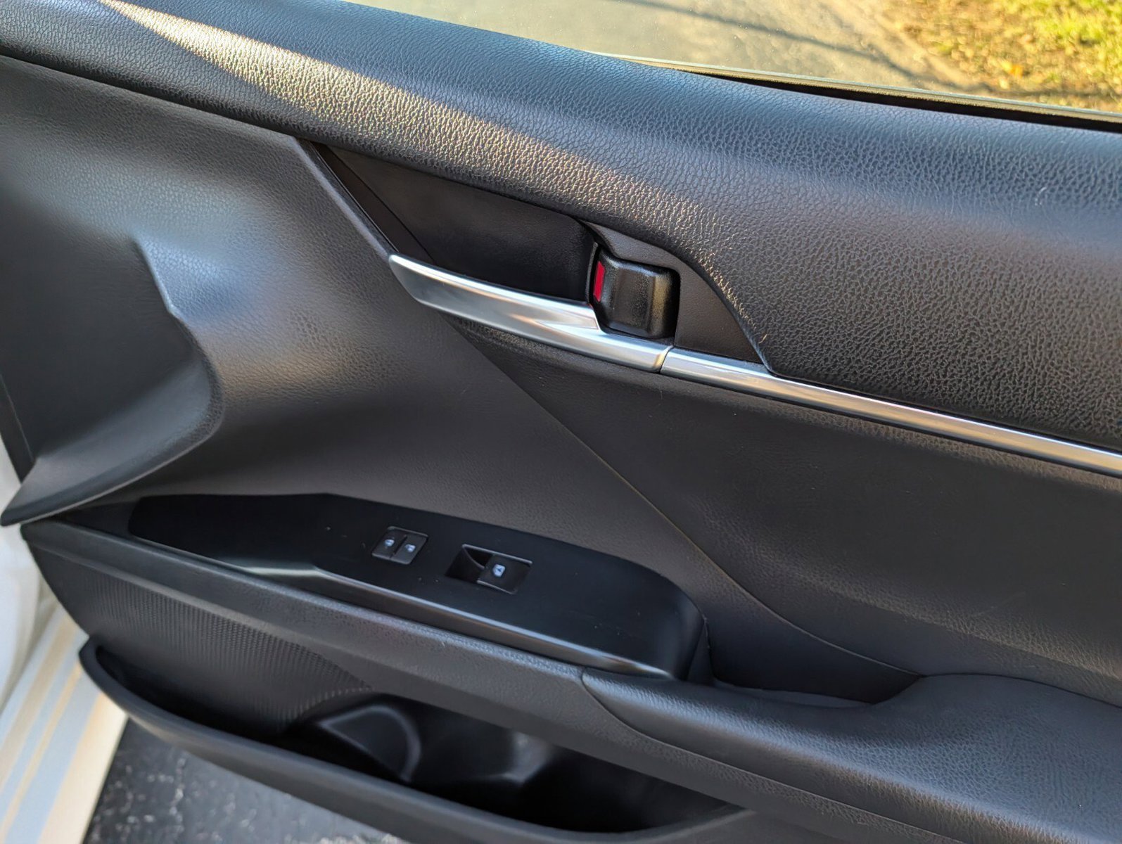 Used 2018 Toyota Camry LE FWD image 23