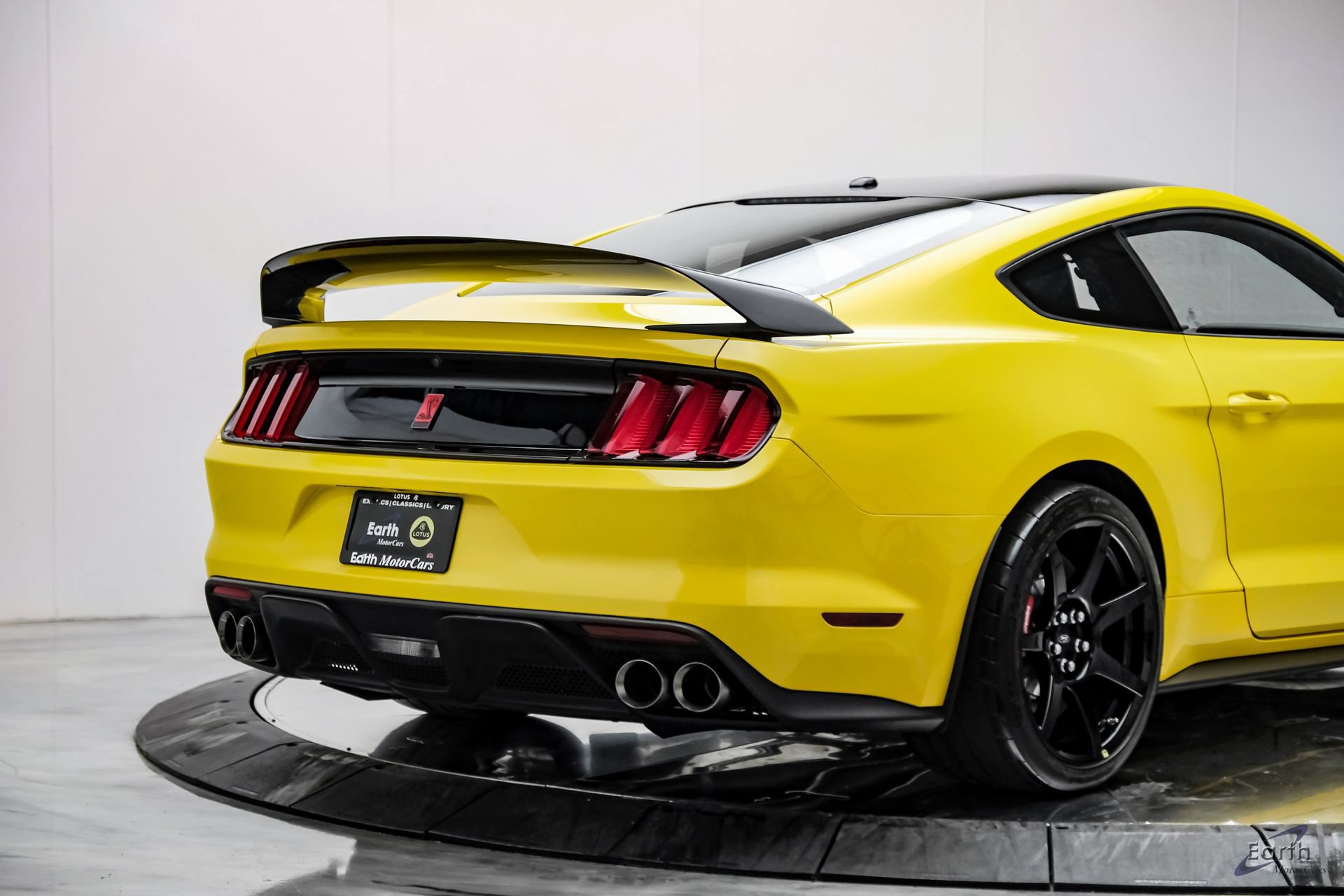Used 2017 Ford Mustang Shelby GT350R w/ GT350R Equipment Group 920A RWD image 18