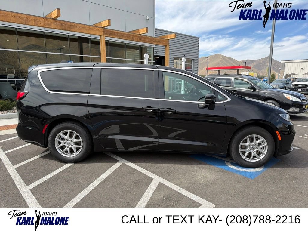 Used 2025 Chrysler Pacifica Select FWD image 4