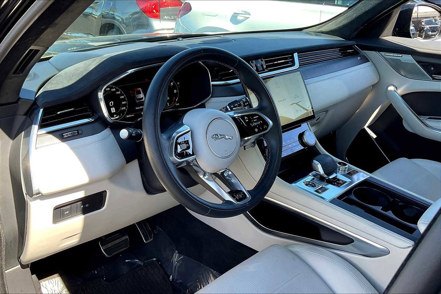 Used 2024 Jaguar F-PACE SVR image 16