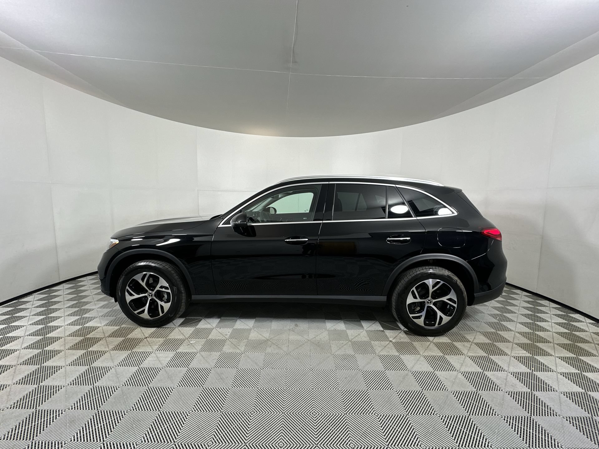 Used 2025 Mercedes-Benz GLC 350e 4MATIC image 5