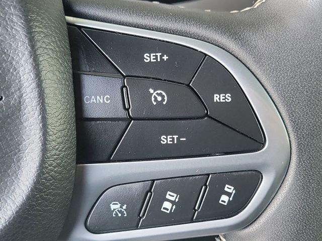 Used 2025 Chrysler Pacifica Select FWD image 9
