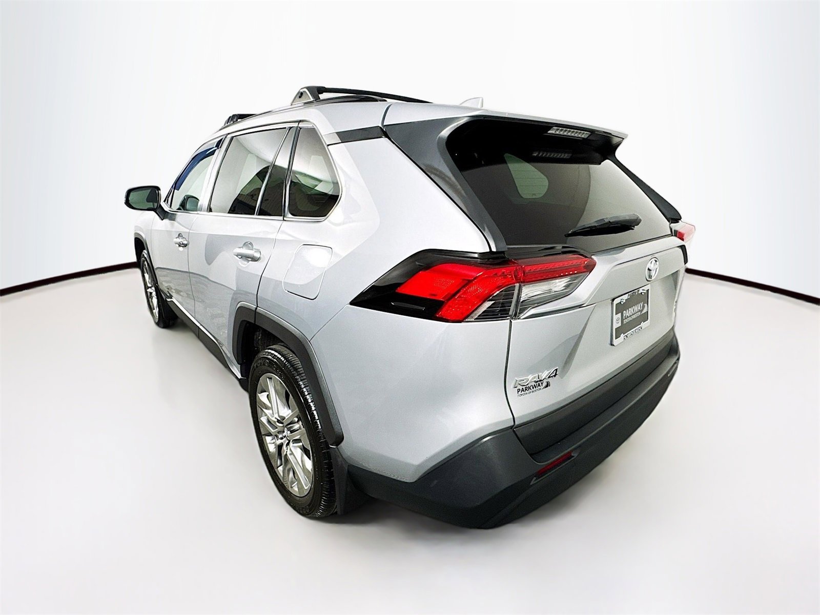 Used 2019 Toyota RAV4 XLE Premium image 5