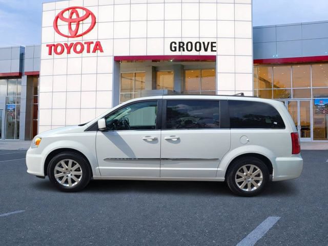 Used 2016 Chrysler Town & Country Touring FWD image 2