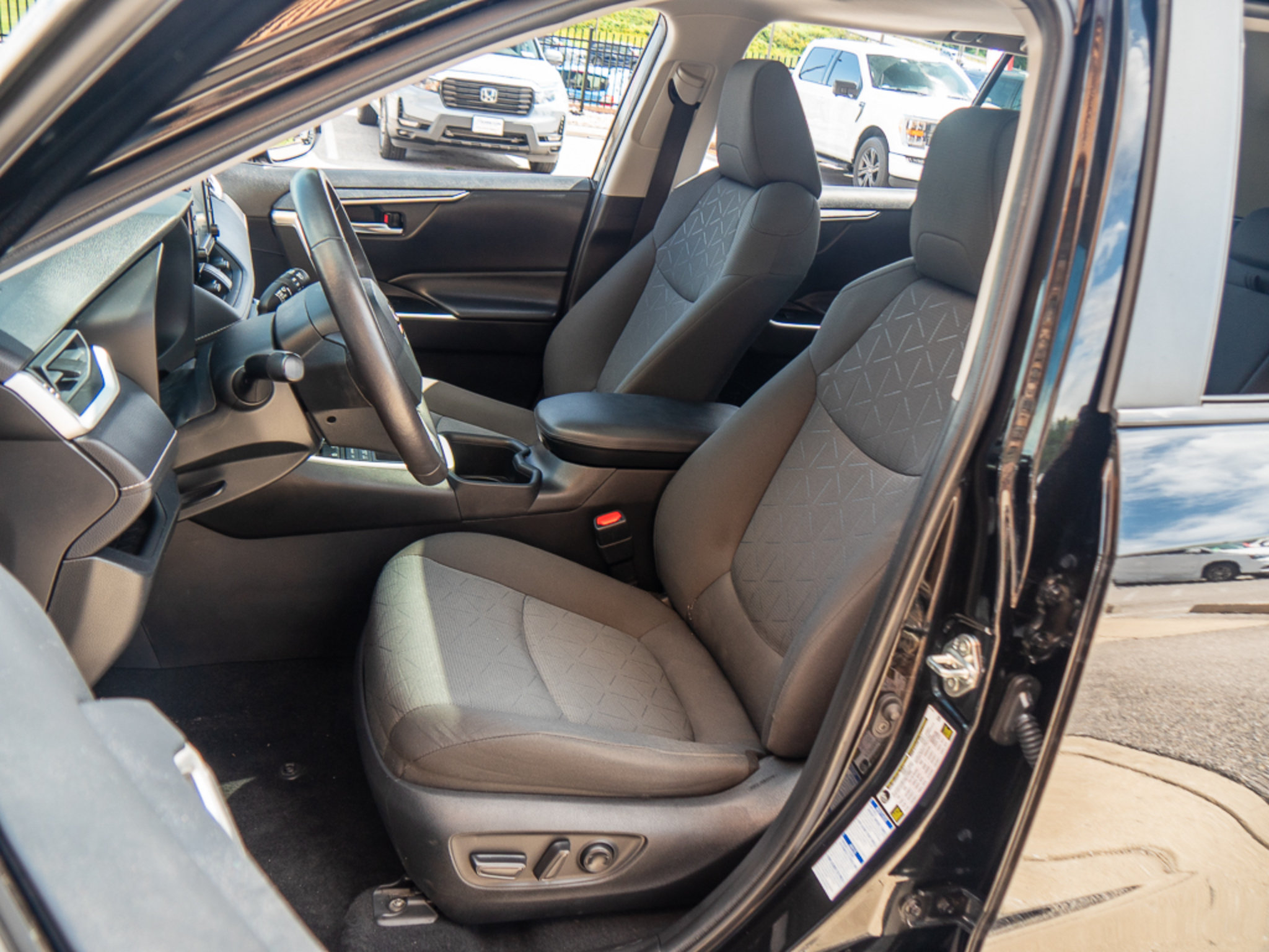 Used 2022 Toyota RAV4 XLE w/ Convenience Package AWD/4WD image 12